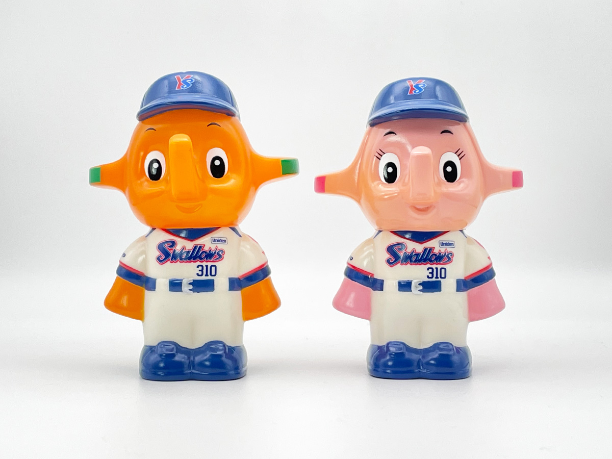 東京ヤクルトスワローズ版の佐藤製薬サトちゃんソフビ貯金箱（コインバンク）