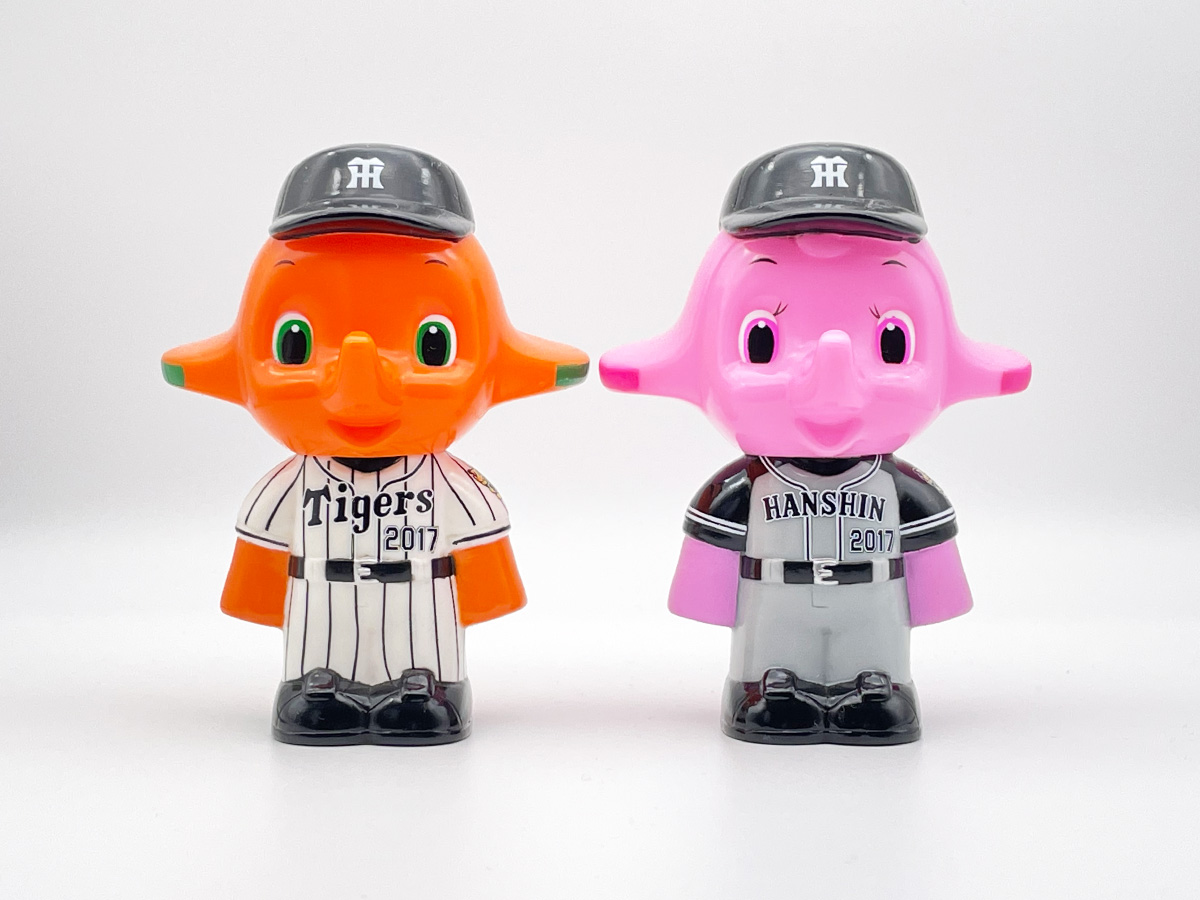 阪神タイガース版の佐藤製薬サトちゃんソフビ貯金箱（コインバンク）